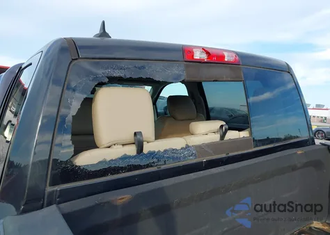 2017 Ram 1500 Laramie 4X4 5'7 Box z USA, uszkodzony, nr VIN 1C6RR7NT2HS862989